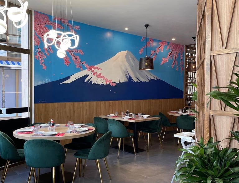 mural del monte Fuji con unos cerezos en un restaurante Chino