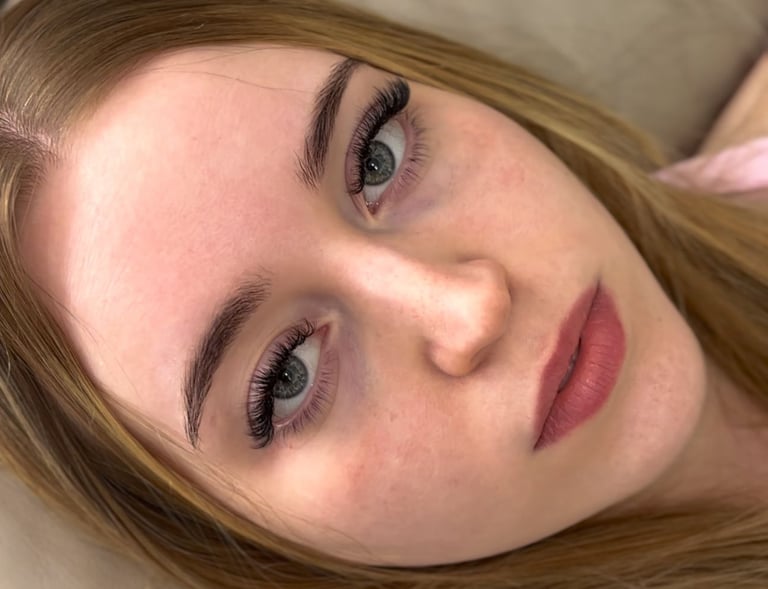 alt="mobile lash technician applying lashes in London home"