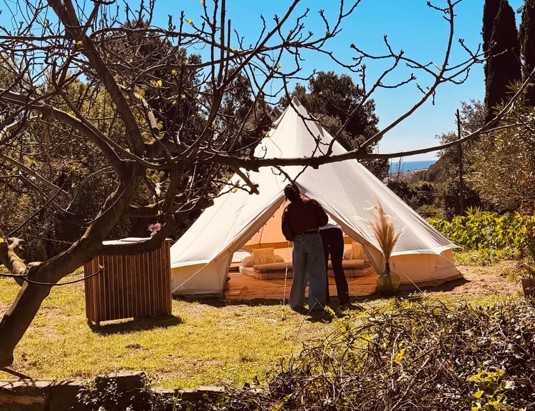 tienda glamping con vistas y gente interesada mirando
