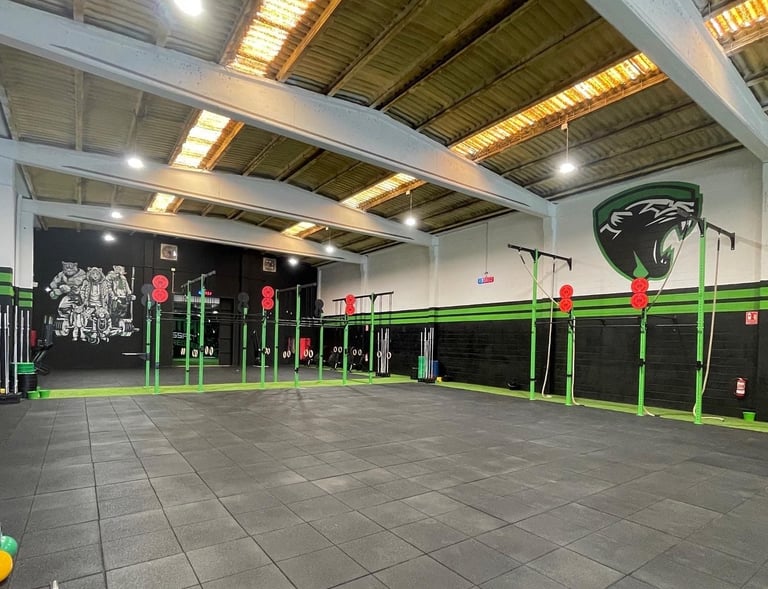 Nave industrial transformada en un gimnasio crossfit con su logotipo pintado 