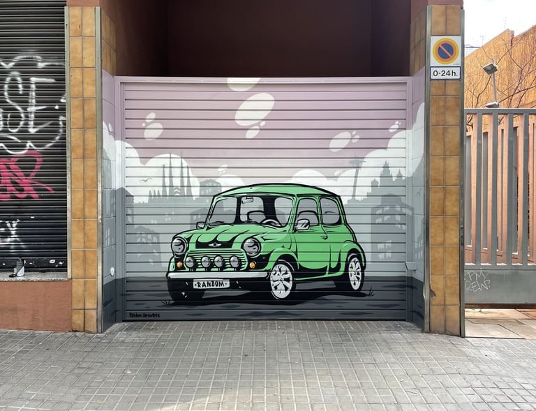 graffiti en una persiana de entrada de un parking. Parking decorado