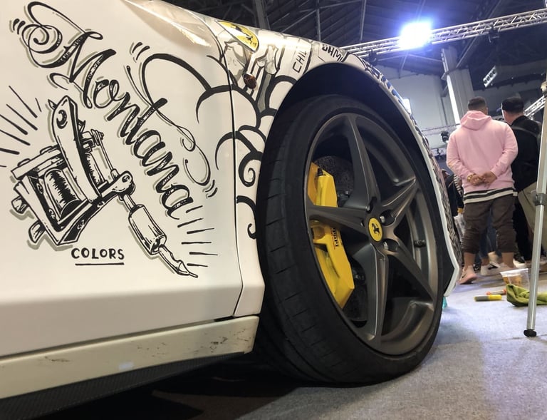 Un dibujo en un Ferrari, hecho en el salón del tattoo. pintura en directo