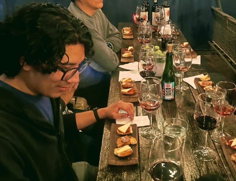 Degustacion en familia con vino y tapas de queso en Norte b cerveceria