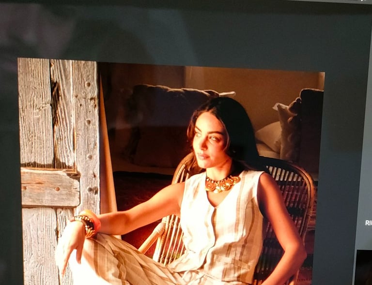 des essais de mise en page de photo de mode avec la modèle