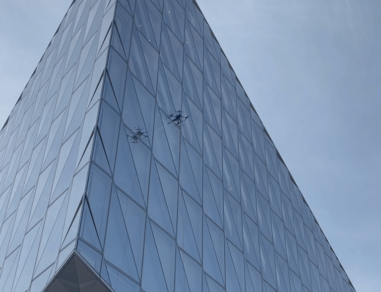 stiklinio pastato plovimas dronu