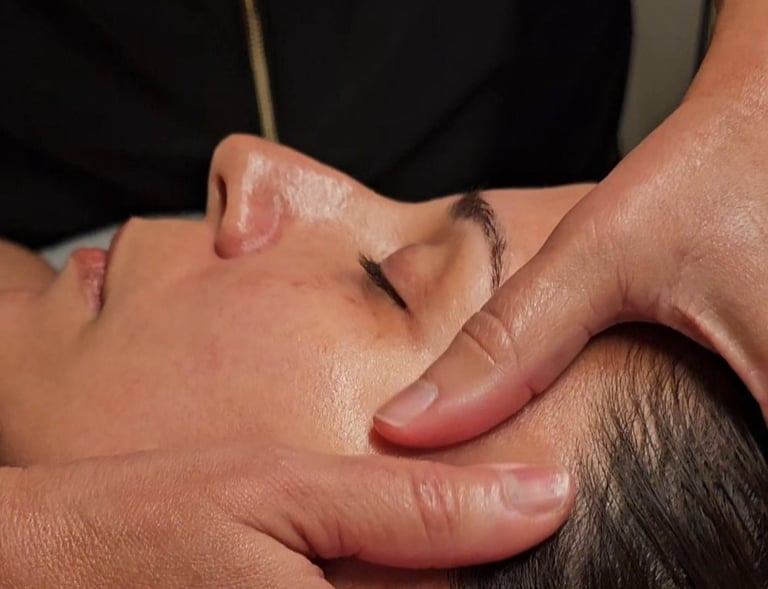 detalhe do rosto de uma mulher recebendo uma massagem relaxante