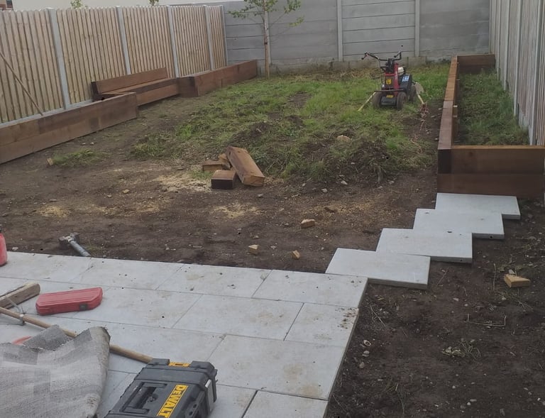a backyard patio with a concrete patio area