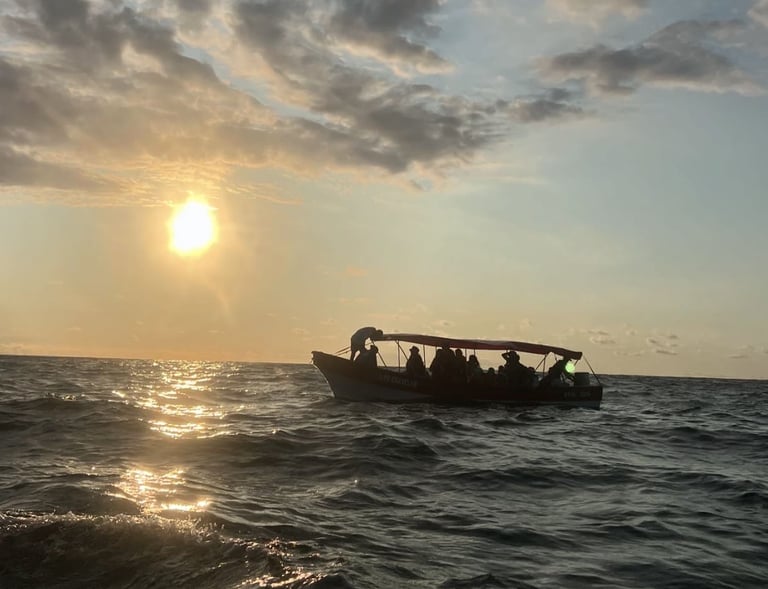 Una pequeña embarcación turística transportando pasajeros sobre las olas del océano durante un atard