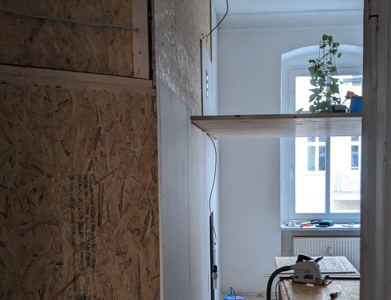 Hochbett und neue, raumtrennende Trockenbauwand aus einem Guss