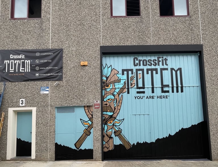 mural corporativo pintado en una enorme puerta de un crossfit