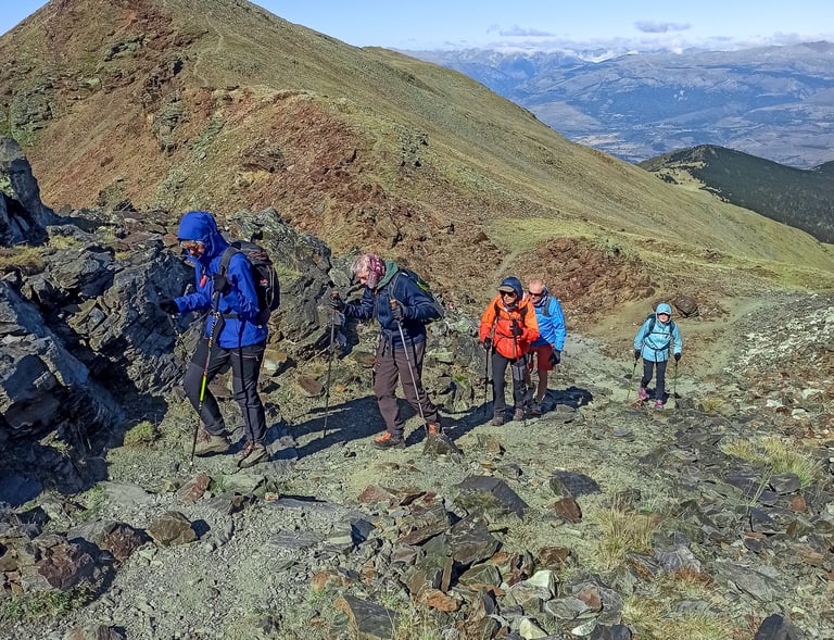 grupo caminando en la montaña