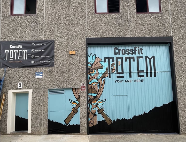 graffiti profesional en una puerta de una nave industrial que es un crossfit