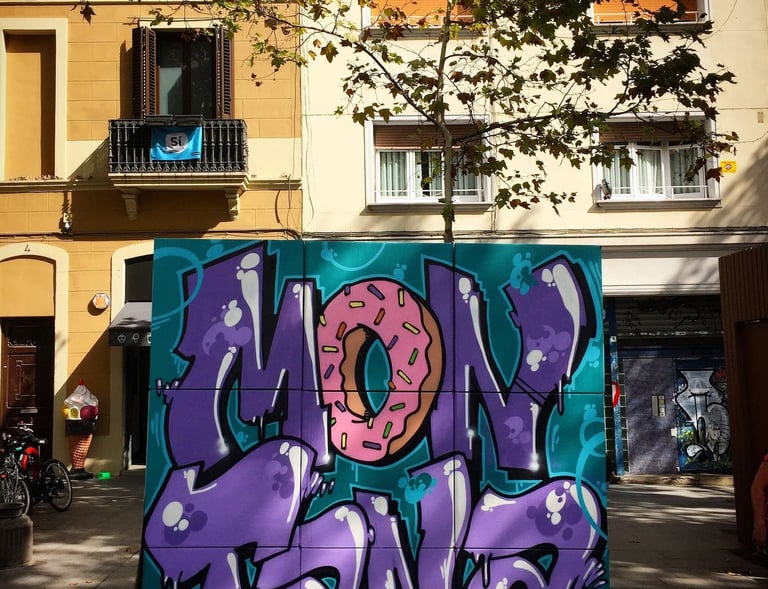 Un mural pintado en unos cubos en la calle. Pintura en vivo.