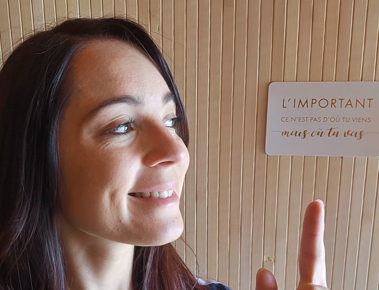 l'important n'est pas de savoir d'où tu viens mais où tu vas thérapeute femme souriante