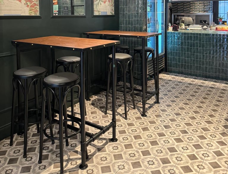 Tavoli stile industrial per burgheria