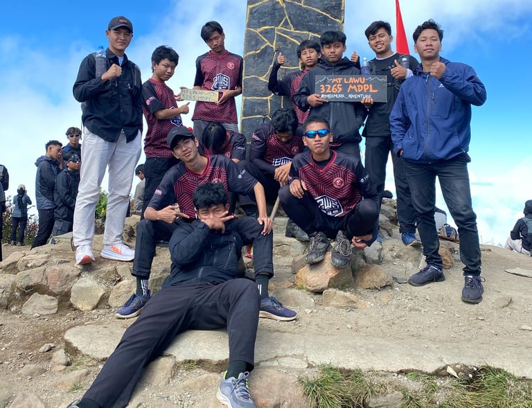 santri Darussajidin berfoto bersama di puncak hargo dumilah gunung lawu