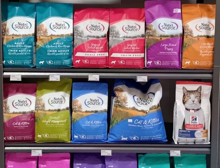 La foto muestra alimentos marca balance, nutri source, Hill's, Pro plan, Pedigree,