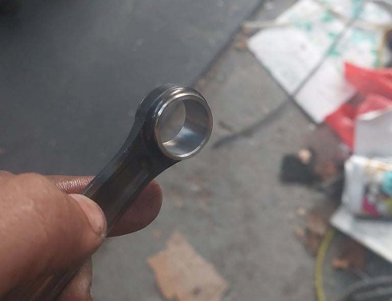 Obrada i brušenje male pesnice na klipnjači