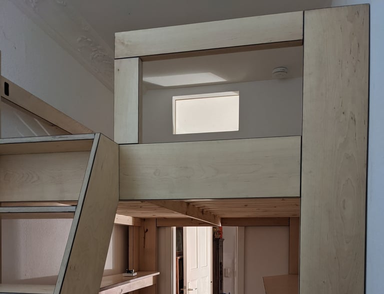 Hochbett mit Möbelbauten für einen Musikproduzenten, zzgl. Trockenbauwand