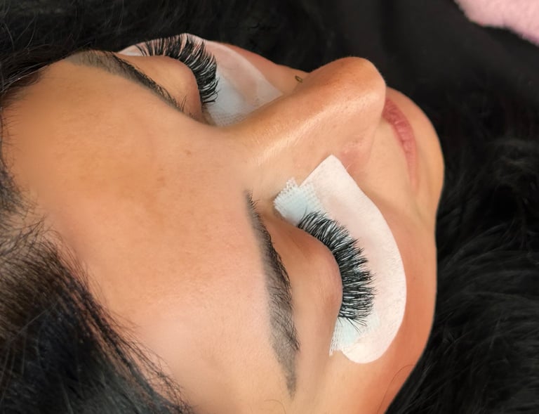 alt="before and after lash extension results"