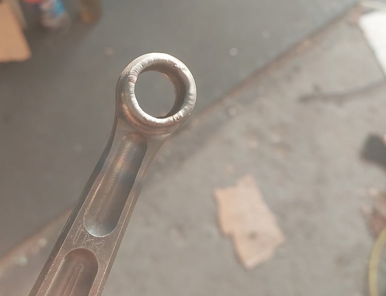 Zavarivanje poboljšane čaure u malu pesnicu klipnjače