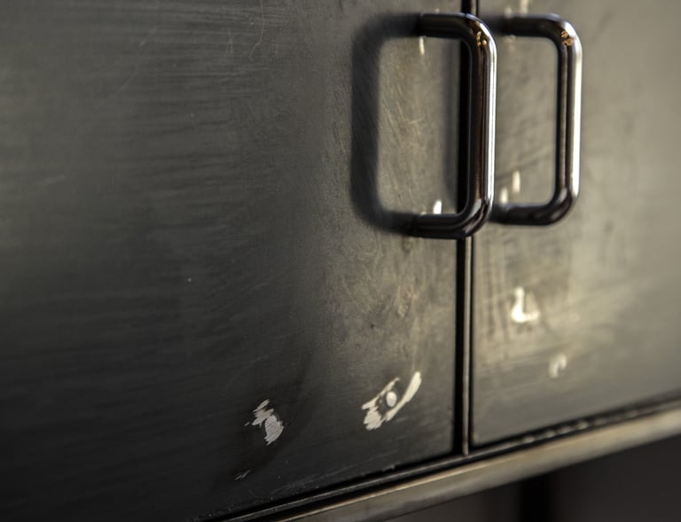 Mobile con ante in ferro in stile industrial