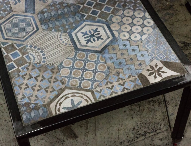 Tavolo in ferro con piano in Gres porcellanato