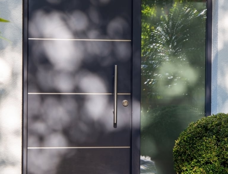 Drzwi zewnętrzne. Drzwi zewnętrzne stalowe. Drzwi antracytowe. Drzwi wejściowe.