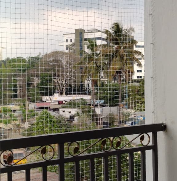 Before and after comparison showing a balcony free of pigeons thanks to the net installation.