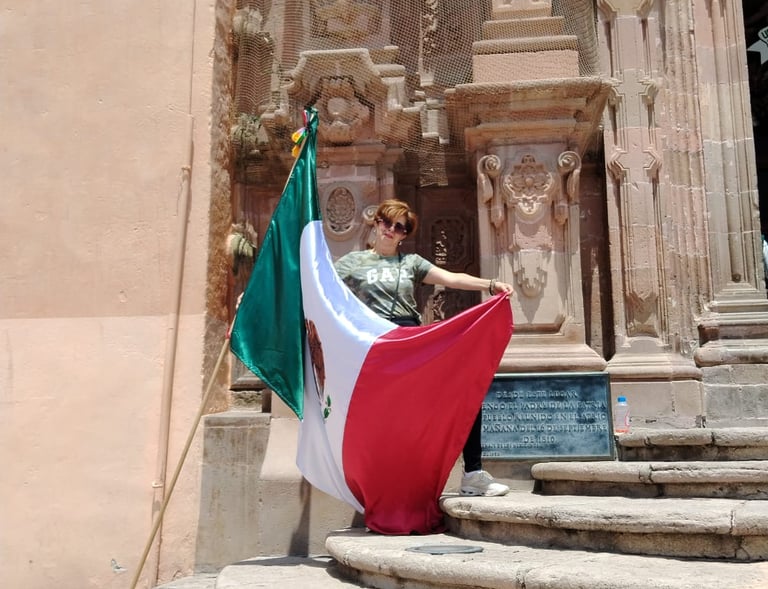 Mujer con bandera en Iglesia de San Miguel de Allende