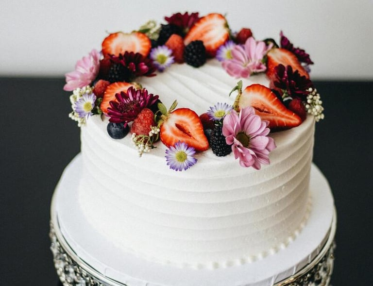 Pastel decorado con crema y fresas