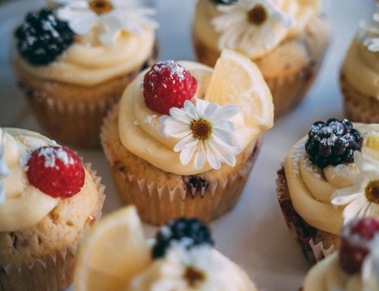 Cucpcakes decorado con crema y frutas