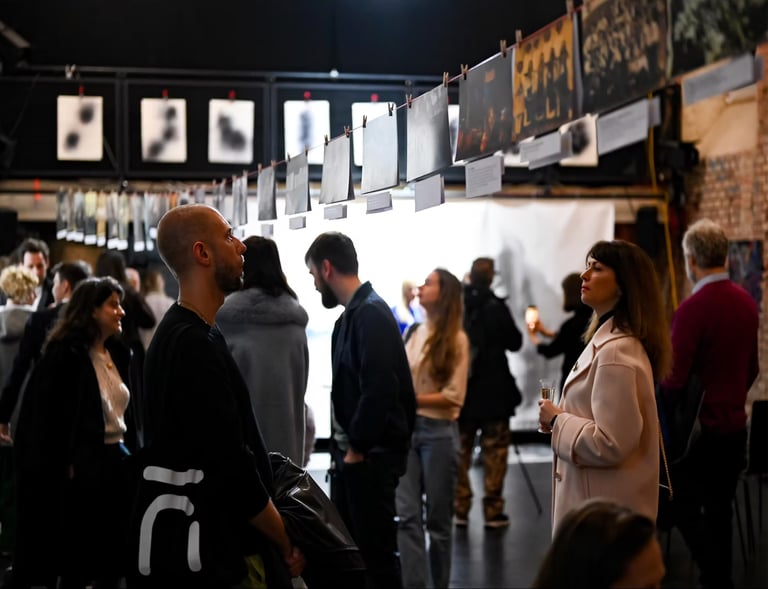 eine Gruppe von Menschen, die sich interessiert eine Ausstellung in den Räumen des LOT anschauen