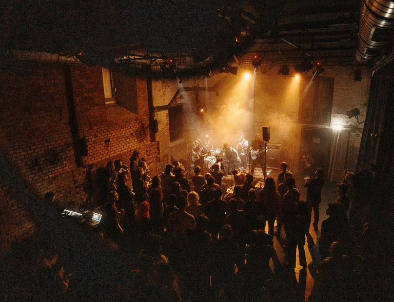 auf der Bühne des LOT findet ein Konzert vor Publikum statt
