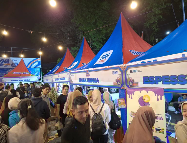 a photographer captured the atmosphere of the MSME market at the BRI stand in the context of harvest