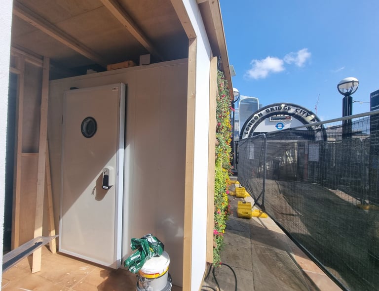 Cold roon in Thames river pub