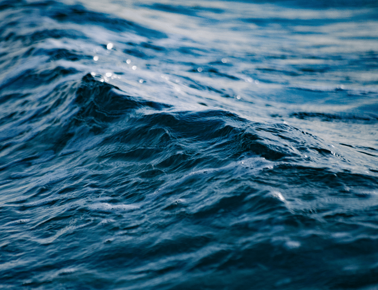 Mare blu calmo e profondo, simbolo visivo di introspezione, consapevolezza e profondità interiore