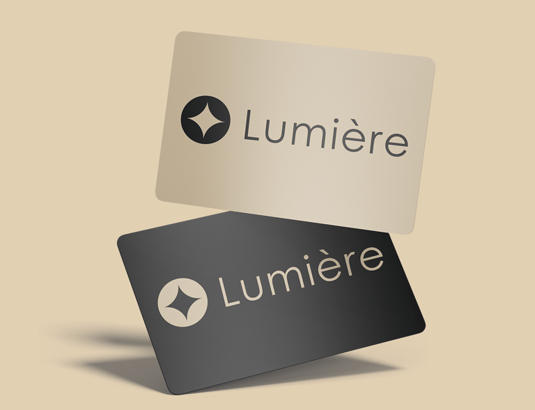 Cartões de visita bege e preto com logo circular e nome “Lumière” em fonte elegante e sofisticada.