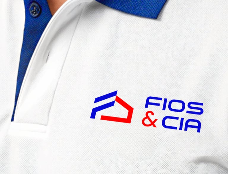 Camisa polo branca com gola azul exibindo o logotipo "Fios & Cia" ao lado de um símbolo geométrico.