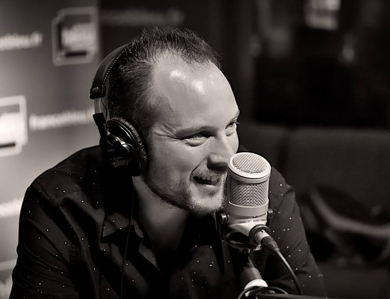 portrait photo homme dans un live radio