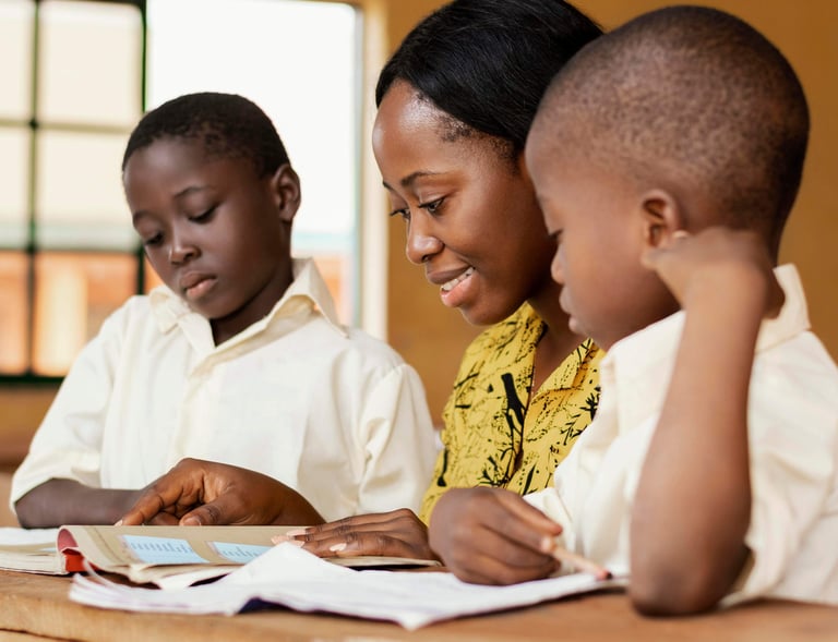 Une enseignante entrain d'expliquer à deux élèves.  Tolanda, suivi scolaire