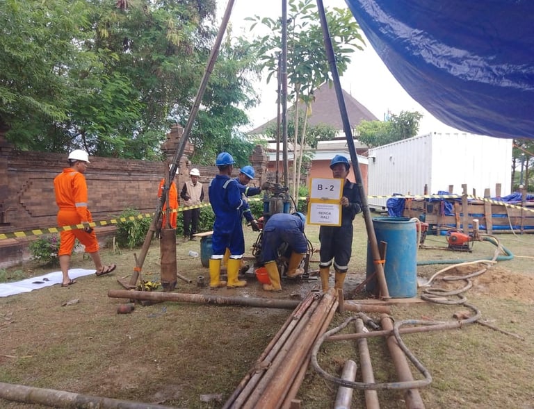 Proses pengeboran tanah atau bor dalam (deep boring) untuk pengambilan sampel dan pengujian SPT
