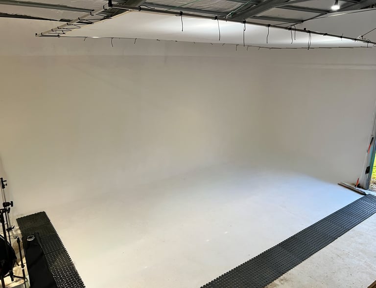 Cyclorama wall and infinity cove