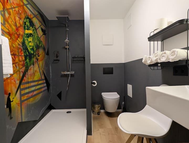 ein frisch saniertes Bad mit Dusche und WC. Mit Vinyboden und Mikrozement Verspachtelung