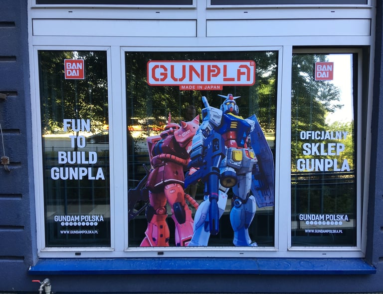 Zdjęcie okna z reklamą sklepu z grami komputerowymik