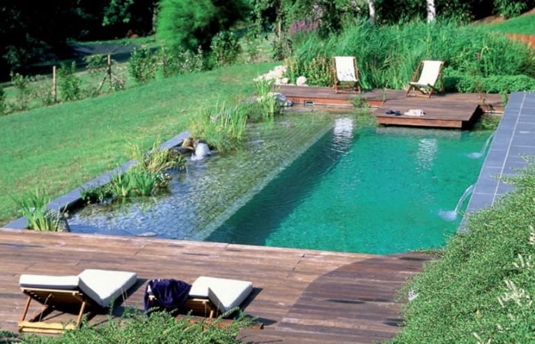 Une piscine avec terrasse et chaises longues