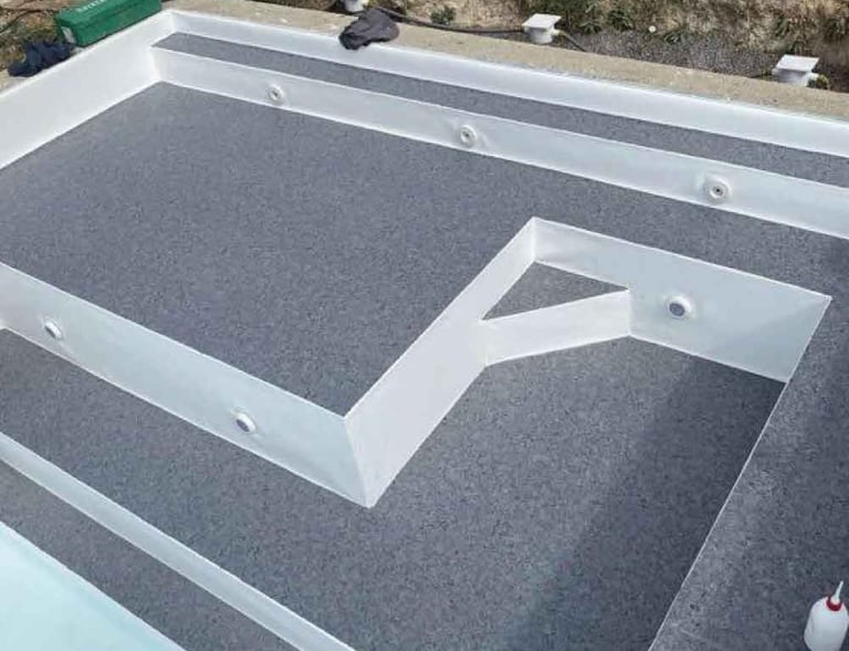 Une piscine en béton esthétique à l’eau claire et pure.
