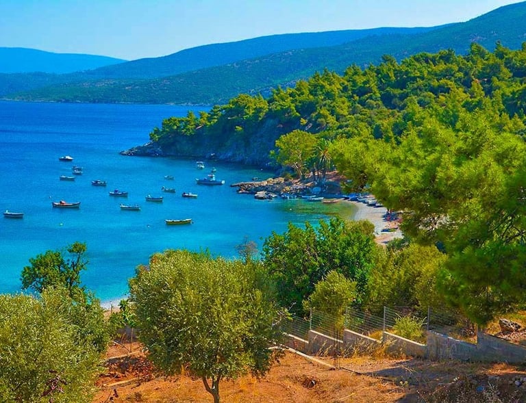 Breng een bezoek aan strand Mourtia op Samos