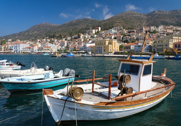Uitzicht op Samos stad met bootje in de haven