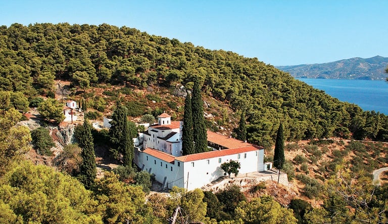 Bezoek een van de mooie kloosters op Samos